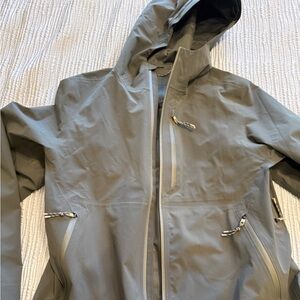 Men’s Lululemon City to Hike Rain Jacket in Army Green in size Medium